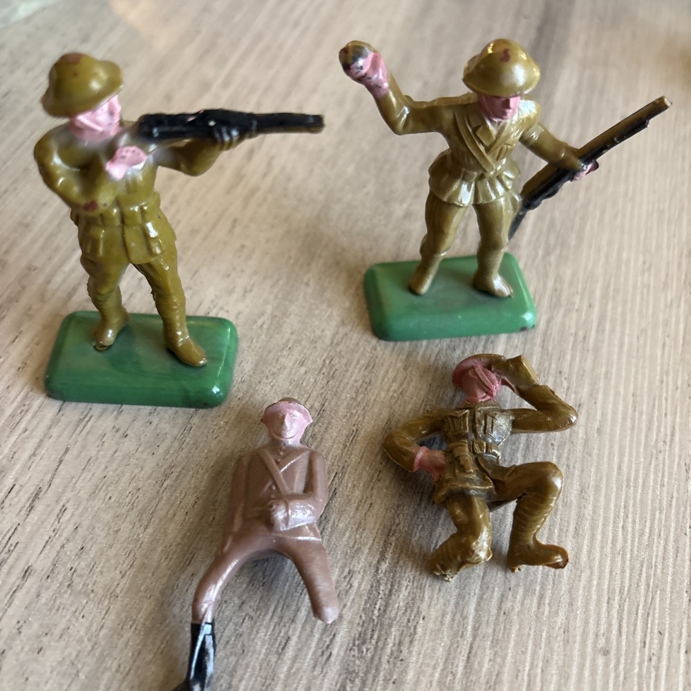Beton-Bergen WWII  Soldier Figure Vintage 1950s Painted Plastic Lot Of 4 Rare